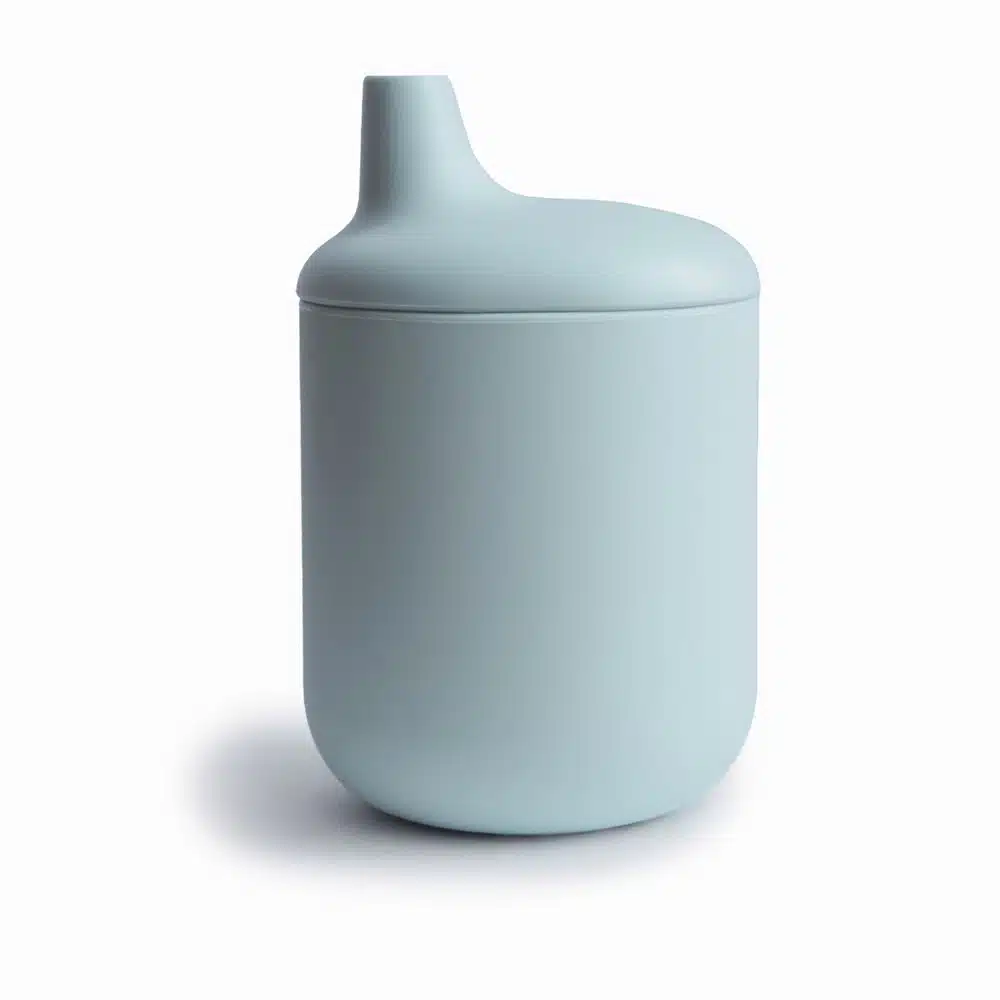 SILIKÓNOVÝ POHÁRIK S NÁUSTKOM MUSHIE - POWDER BLUE