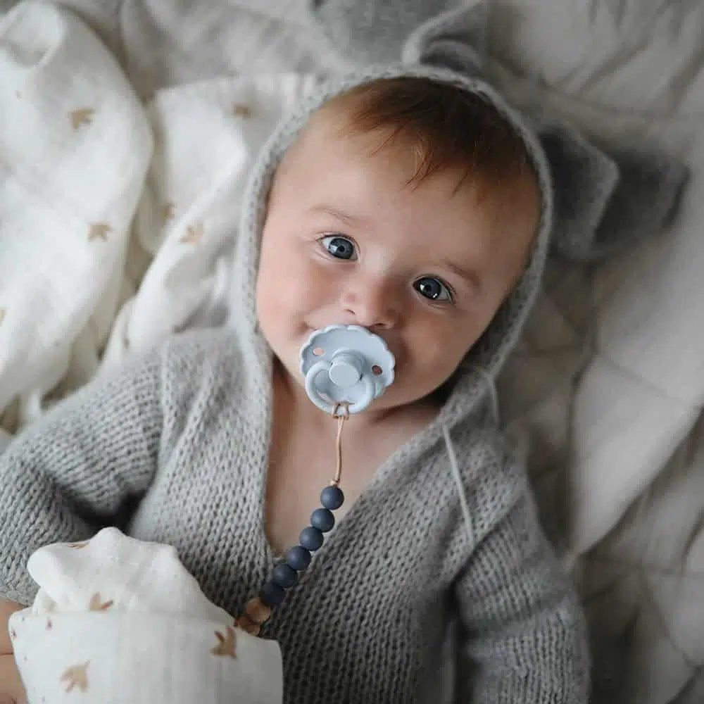 CUMLÍK FRIGG DAISY POWDER BLUE, 0-6M, KAUČUK – Obrázok 3