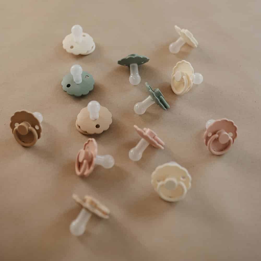 CUMLÍK FRIGG DAISY BABY PINK, +6M, SILIKÓN – Obrázok 5