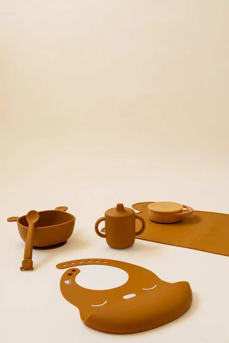 SILIKÓNOVÁ SÚPRAVA DETSKÝCH LYŽIČIEK MEDVEĎ LILI CINNAMON/ MUSTARD – Obrázok 7