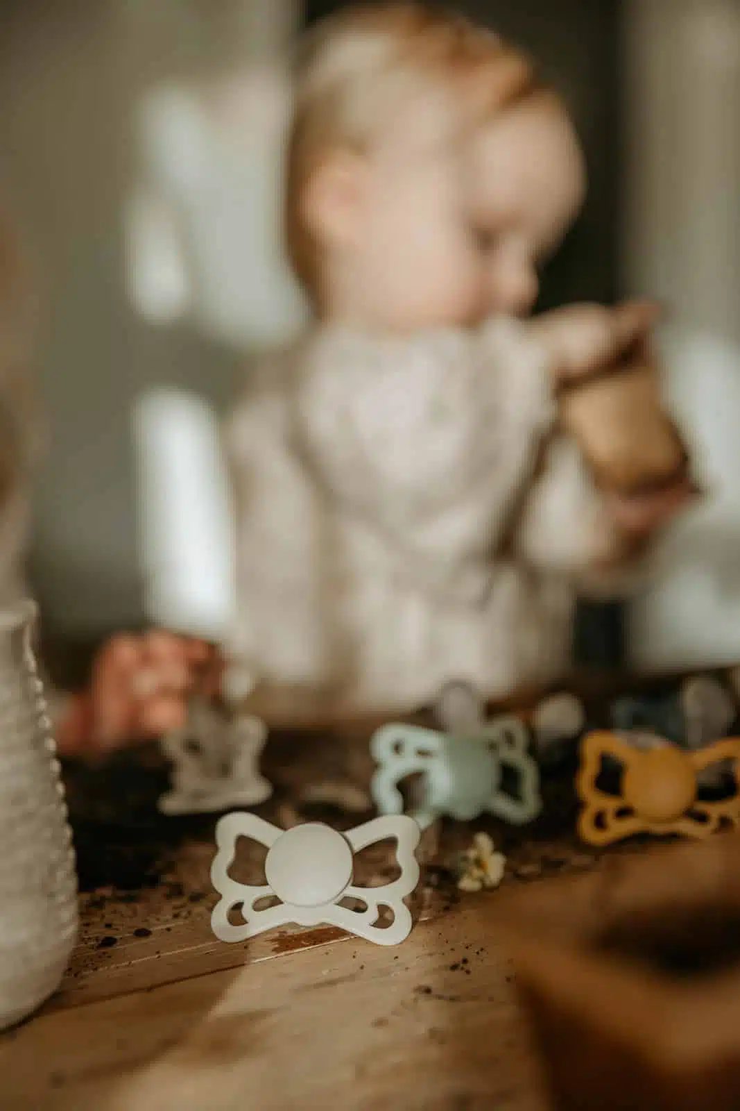 ANATOMICKÝ CUMLÍK FRIGG BUTTERFLY CREAM, 6-18M, SILIKÓN – Obrázok 10