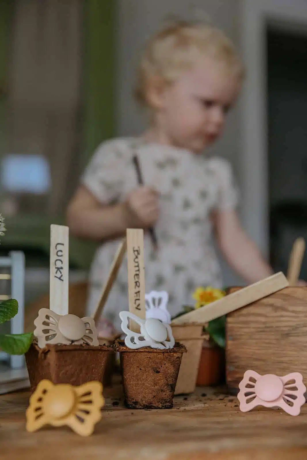 ANATOMICKÝ CUMLÍK FRIGG BUTTERFLY BLUSH, 6-18M, SILIKÓN – Obrázok 5