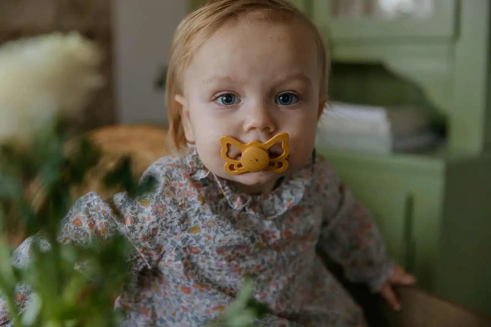ANATOMICKÝ CUMLÍK FRIGG BUTTERFLY HONEY GOLD, 6-18M, SILIKÓN – Obrázok 8