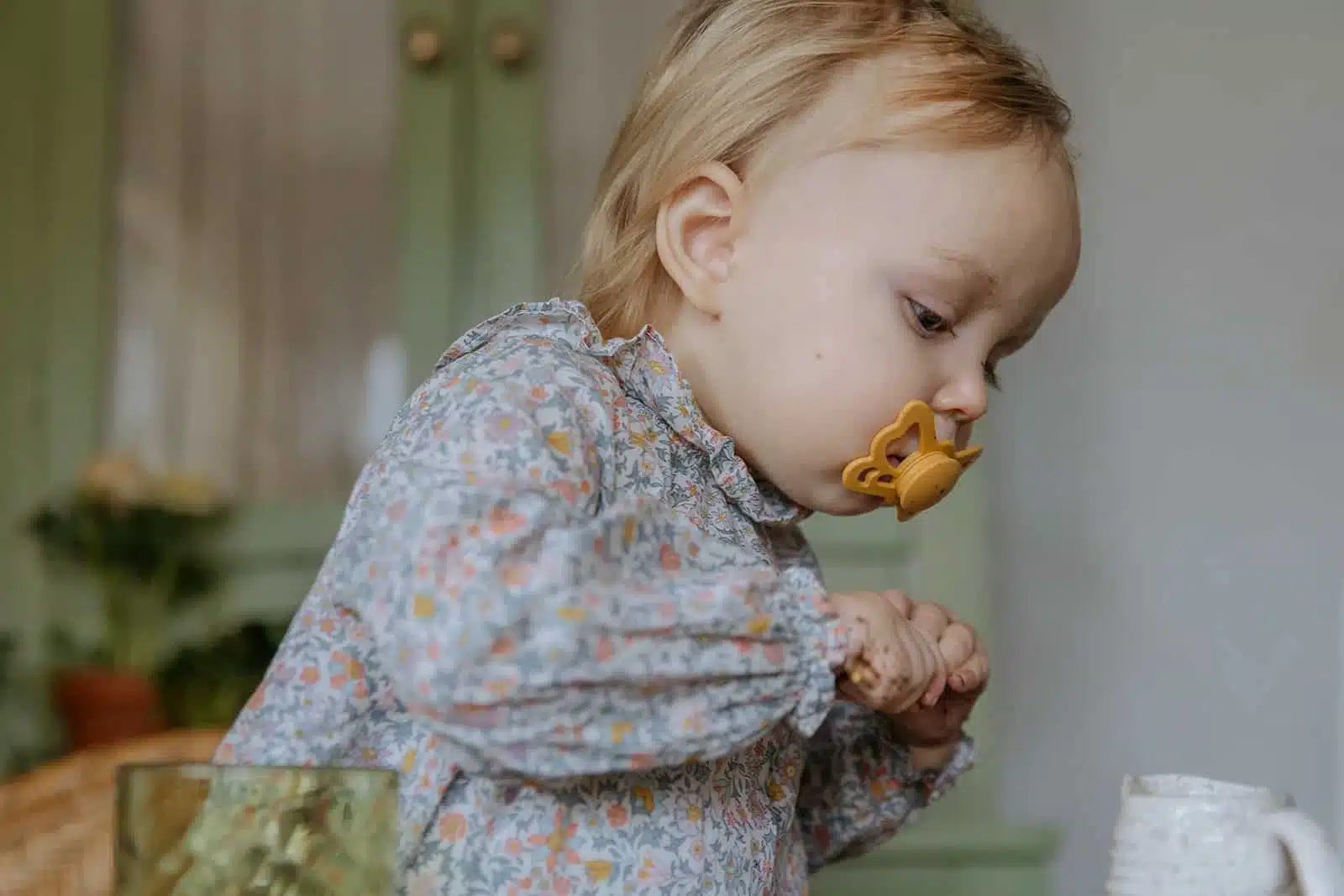 ANATOMICKÝ CUMLÍK FRIGG BUTTERFLY HONEY GOLD, 6-18M, SILIKÓN – Obrázok 9