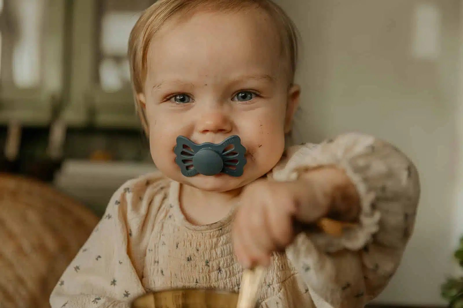ANATOMICKÝ CUMLÍK FRIGG BUTTERFLY SLATE, 6-18M, SILIKÓN – Obrázok 8