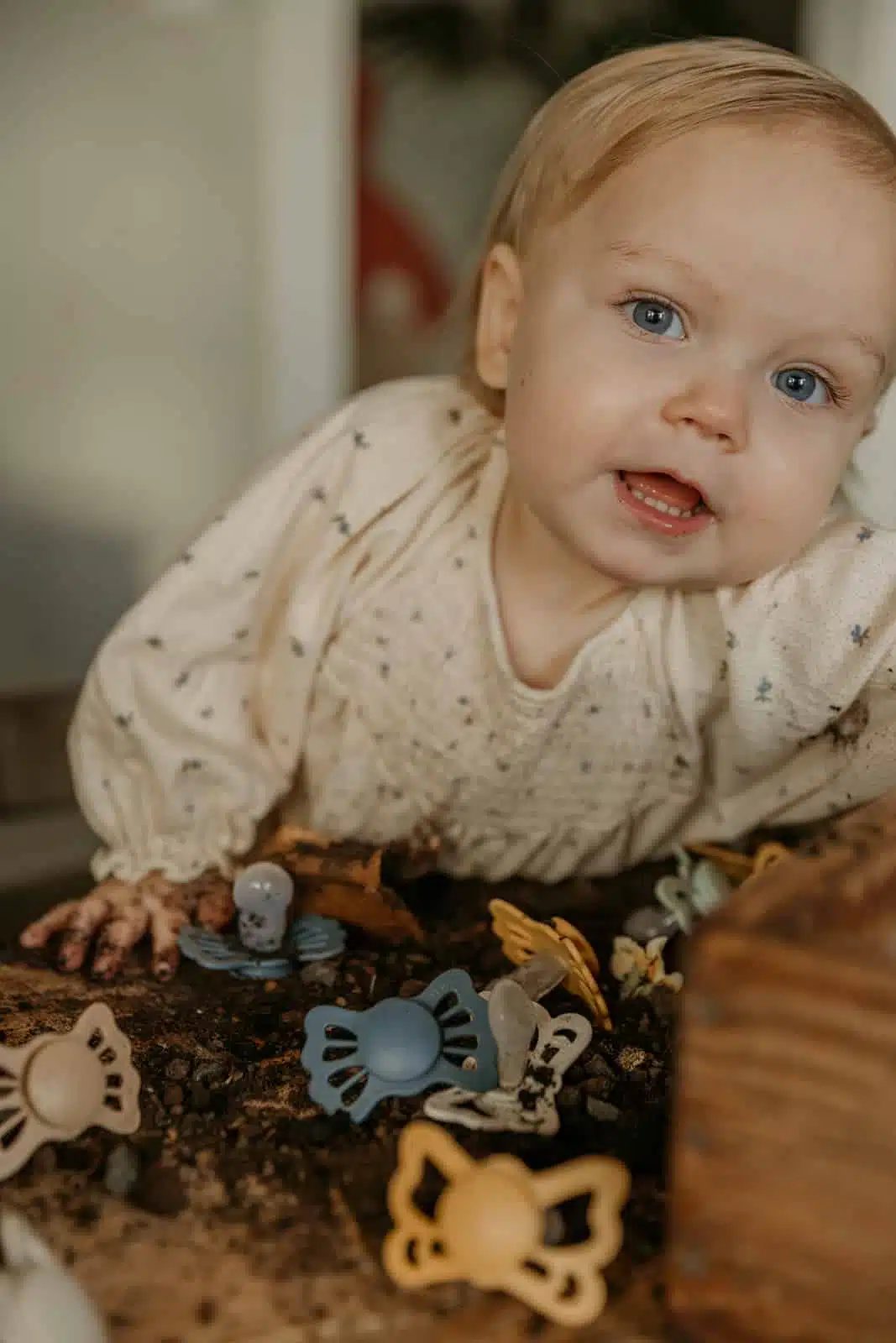 ANATOMICKÝ CUMLÍK FRIGG BUTTERFLY SLATE, 6-18M, SILIKÓN – Obrázok 10