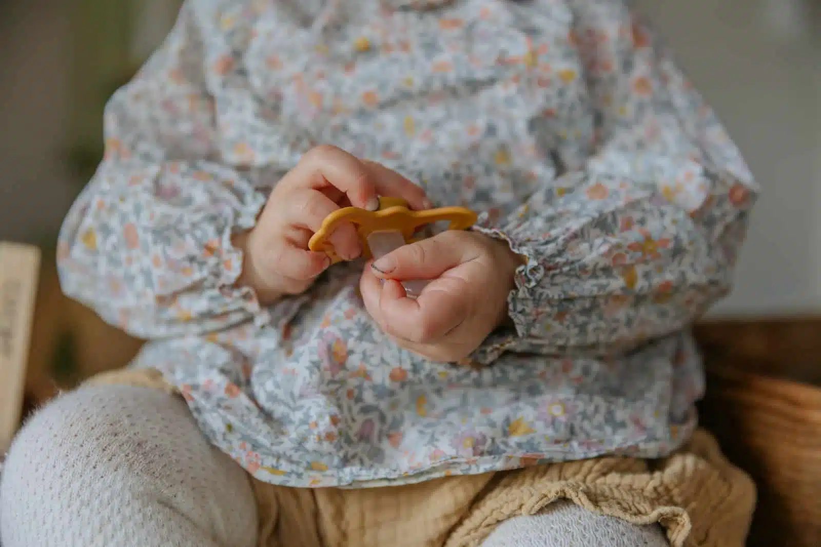 SYMETRICKÝ CUMLÍK FRIGG LUCKY HONEY GOLD, 6-18M, SILIKÓN – Obrázok 11