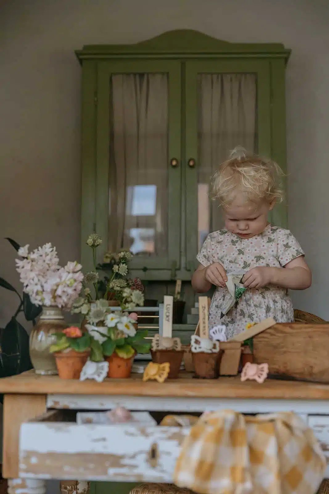 SYMETRICKÝ CUMLÍK FRIGG LUCKY PRIMROSE, 6-18M, SILIKÓN – Obrázok 7
