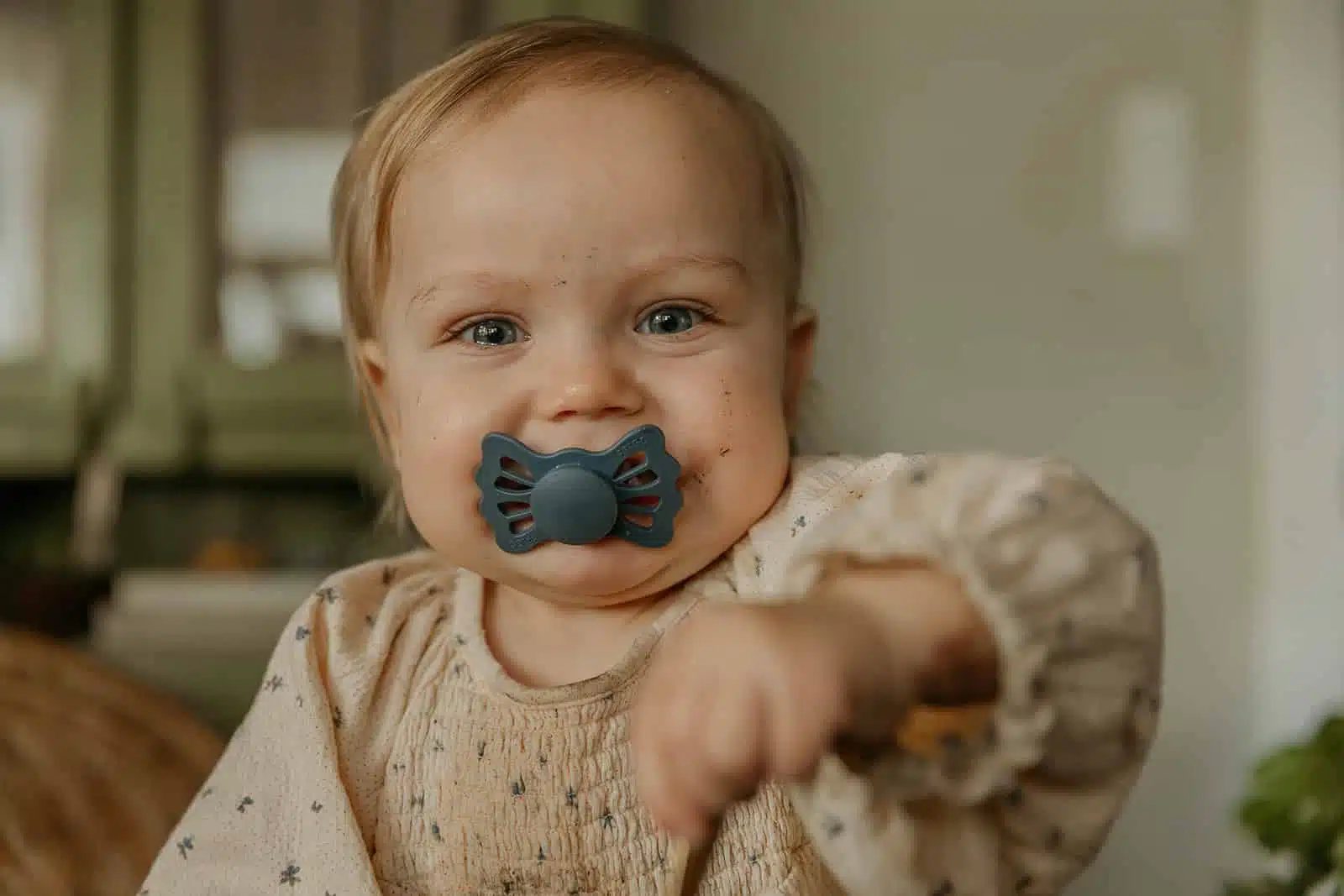 SYMETRICKÝ CUMLÍK FRIGG LUCKY SLATE, 6-18M, SILIKÓN – Obrázok 6