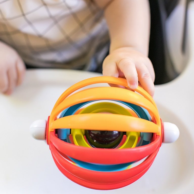 BABY EINSTEIN Hračka aktívna s prísavkou Sticky Spinner™ 3m+ – Obrázok 4