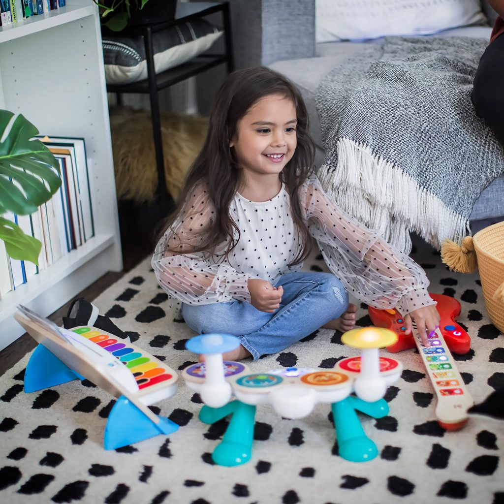 BABY EINSTEIN Hračka drevená hudobná gitara Together in Tune Guitar™ Connected Magic Touch™ HAPE 6m+ – Obrázok 11