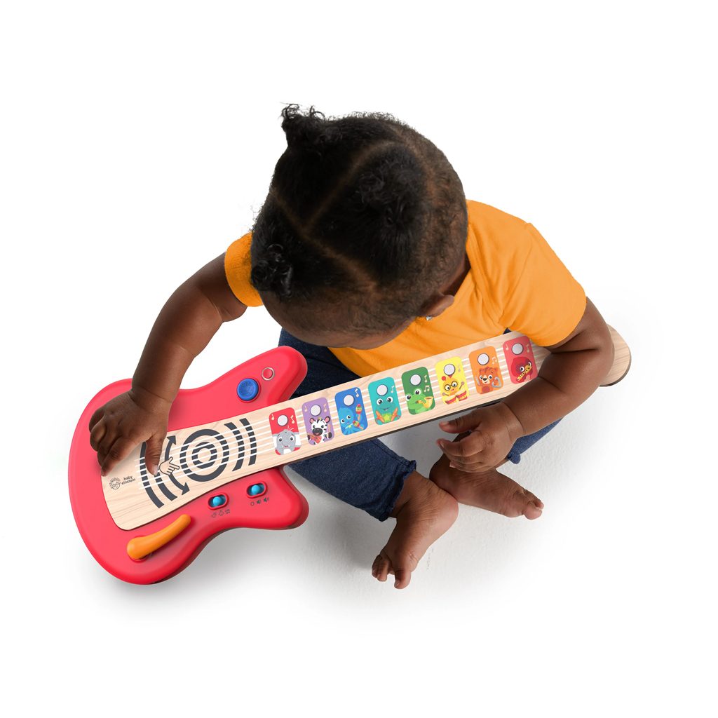 BABY EINSTEIN Hračka drevená hudobná gitara Together in Tune Guitar™ Connected Magic Touch™ HAPE 6m+ – Obrázok 14