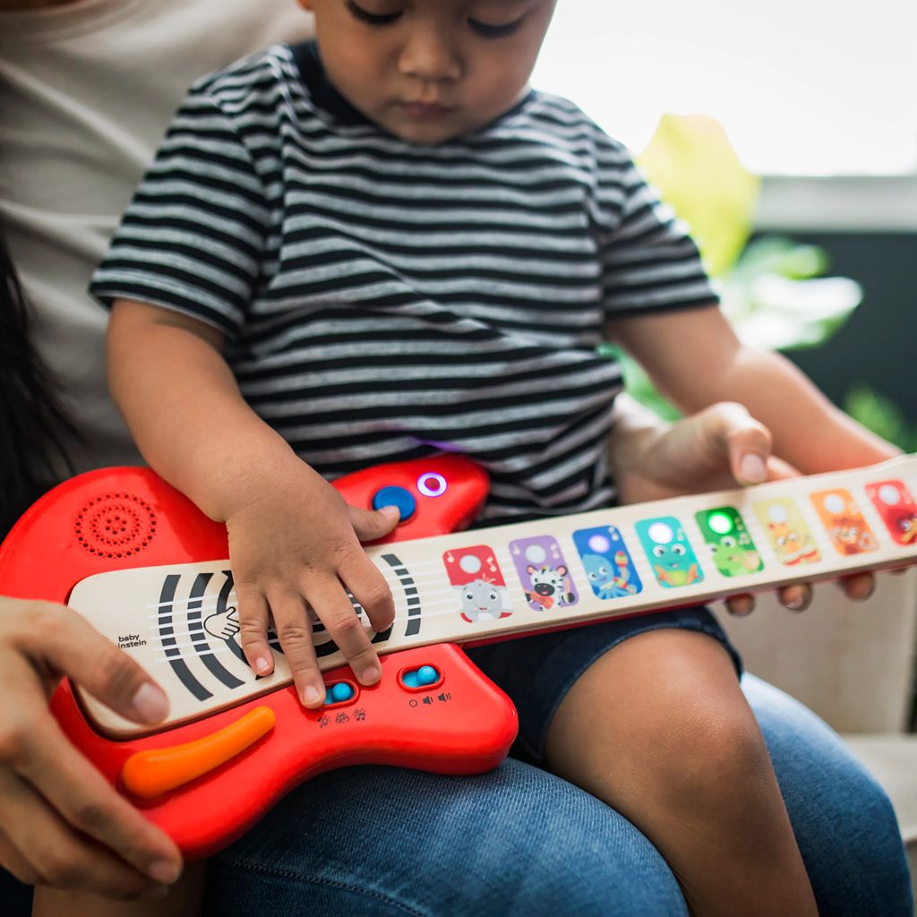 BABY EINSTEIN Hračka drevená hudobná gitara Together in Tune Guitar™ Connected Magic Touch™ HAPE 6m+ – Obrázok 3