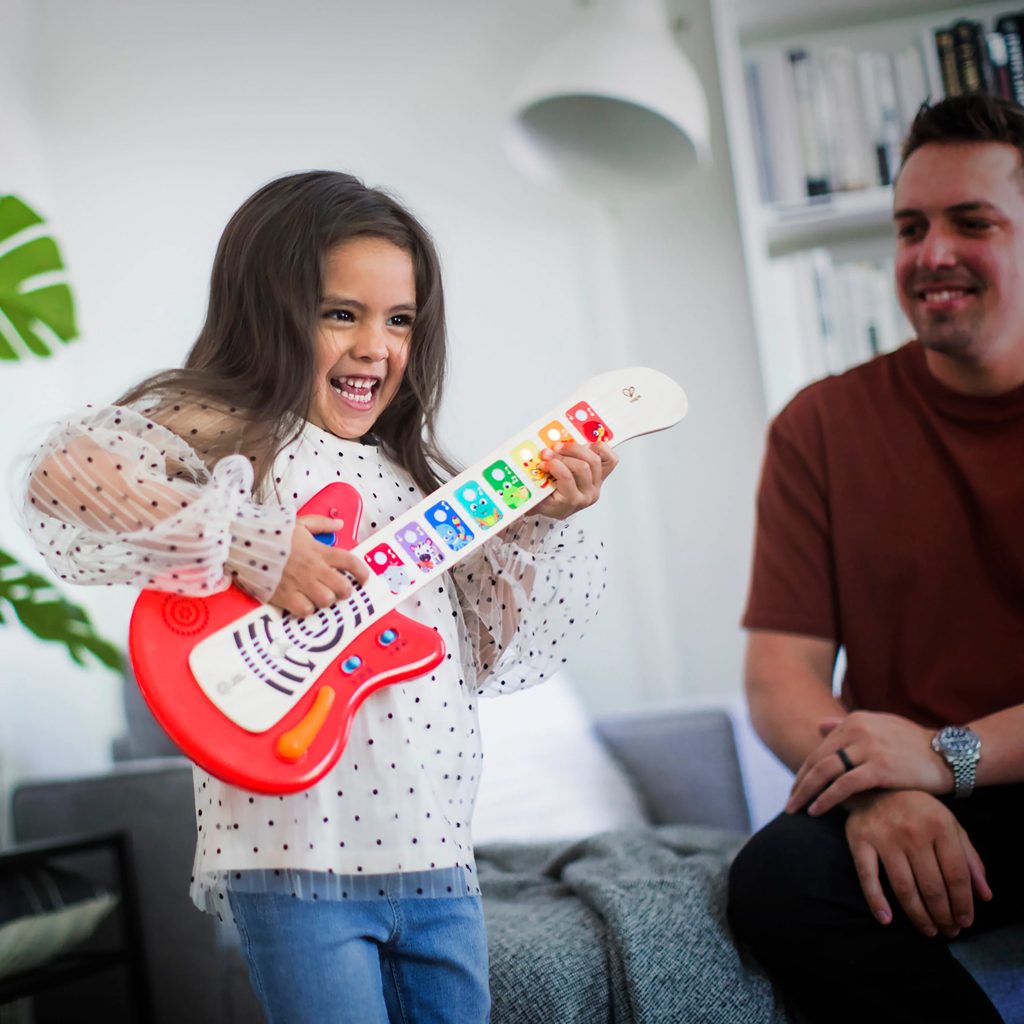 BABY EINSTEIN Hračka drevená hudobná gitara Together in Tune Guitar™ Connected Magic Touch™ HAPE 6m+ – Obrázok 4