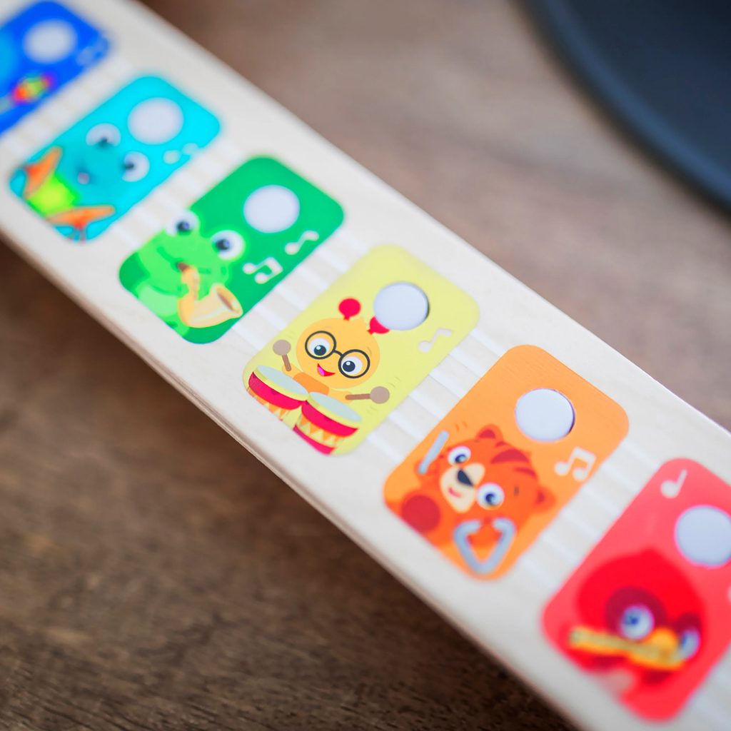 BABY EINSTEIN Hračka drevená hudobná gitara Together in Tune Guitar™ Connected Magic Touch™ HAPE 6m+ – Obrázok 5