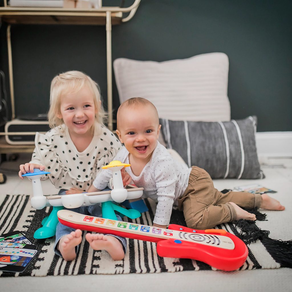 BABY EINSTEIN Hračka drevená hudobná gitara Together in Tune Guitar™ Connected Magic Touch™ HAPE 6m+ – Obrázok 6