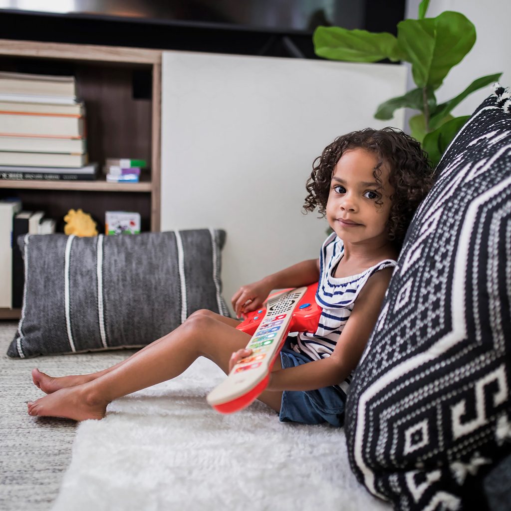 BABY EINSTEIN Hračka drevená hudobná gitara Together in Tune Guitar™ Connected Magic Touch™ HAPE 6m+ – Obrázok 8