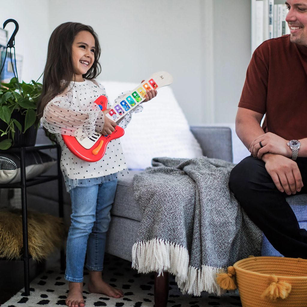BABY EINSTEIN Hračka drevená hudobná gitara Together in Tune Guitar™ Connected Magic Touch™ HAPE 6m+ – Obrázok 9
