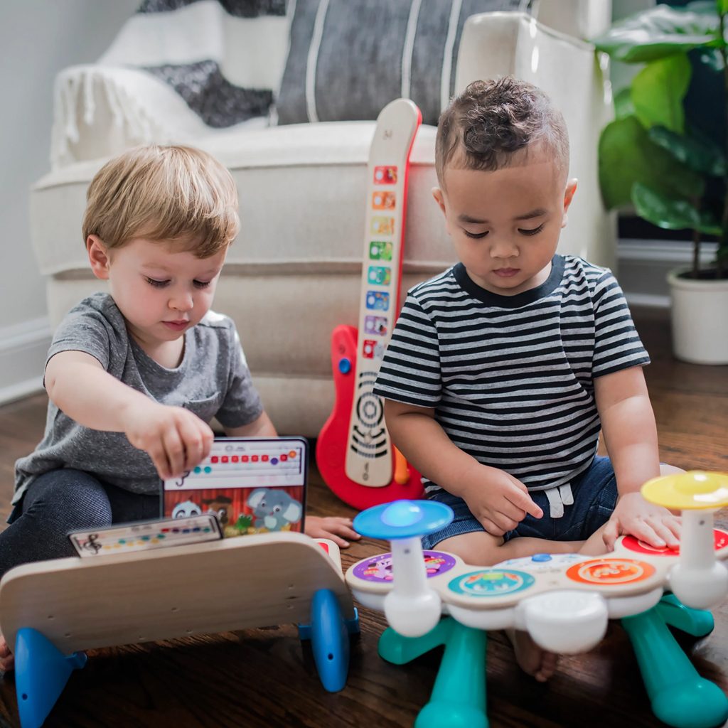 BABY EINSTEIN Hračka drevená hudobná gitara Together in Tune Guitar™ Connected Magic Touch™ HAPE 6m+ – Obrázok 10
