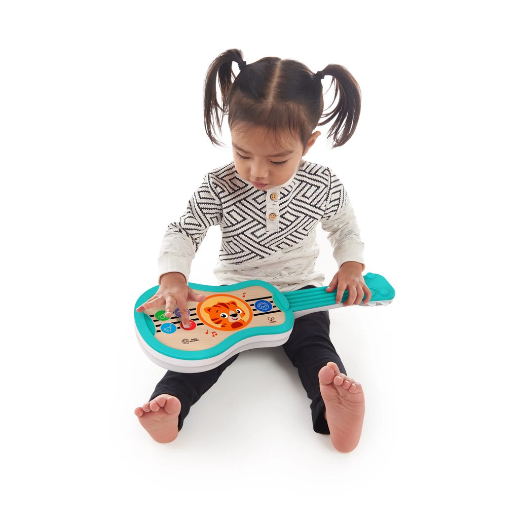 BABY EINSTEIN Hračka hudobná drevená ukulele Magic Touch HAPE 6m+ – Obrázok 12