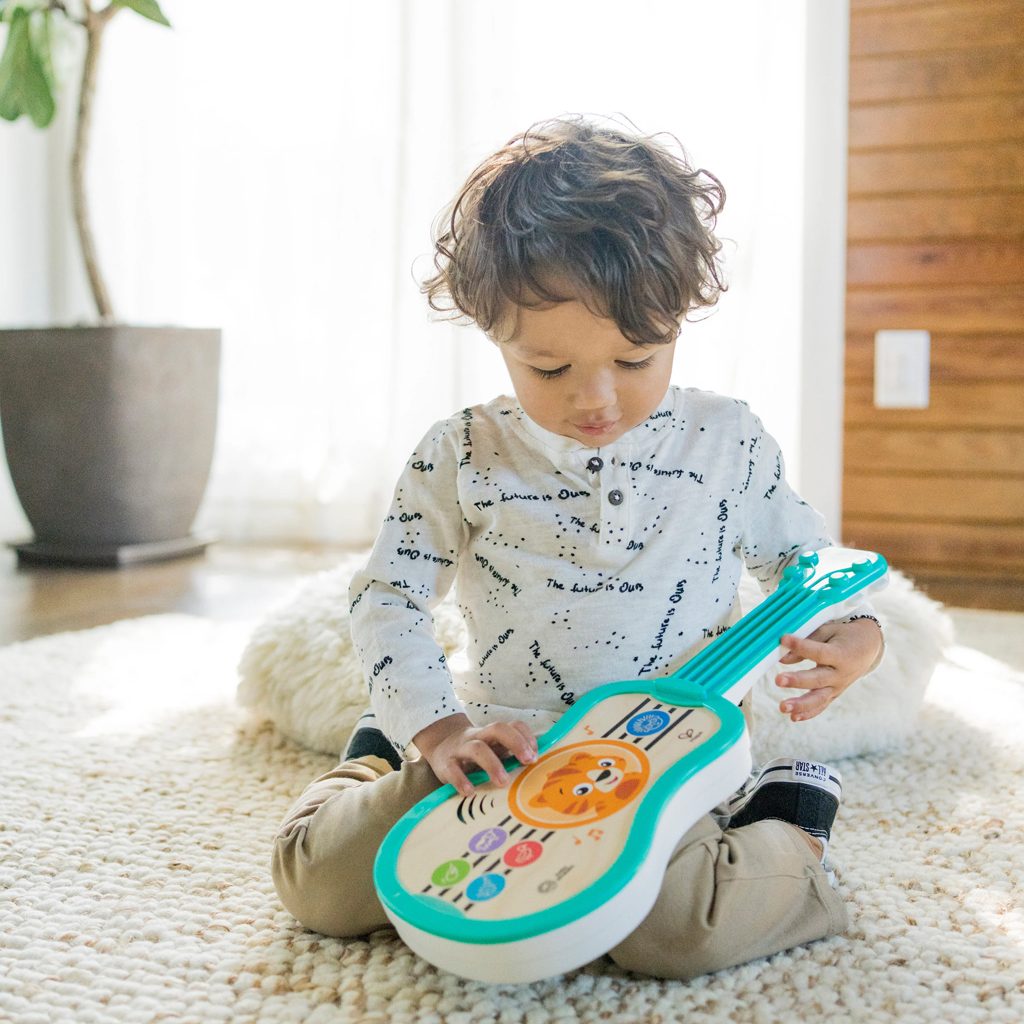 BABY EINSTEIN Hračka hudobná drevená ukulele Magic Touch HAPE 6m+ – Obrázok 14