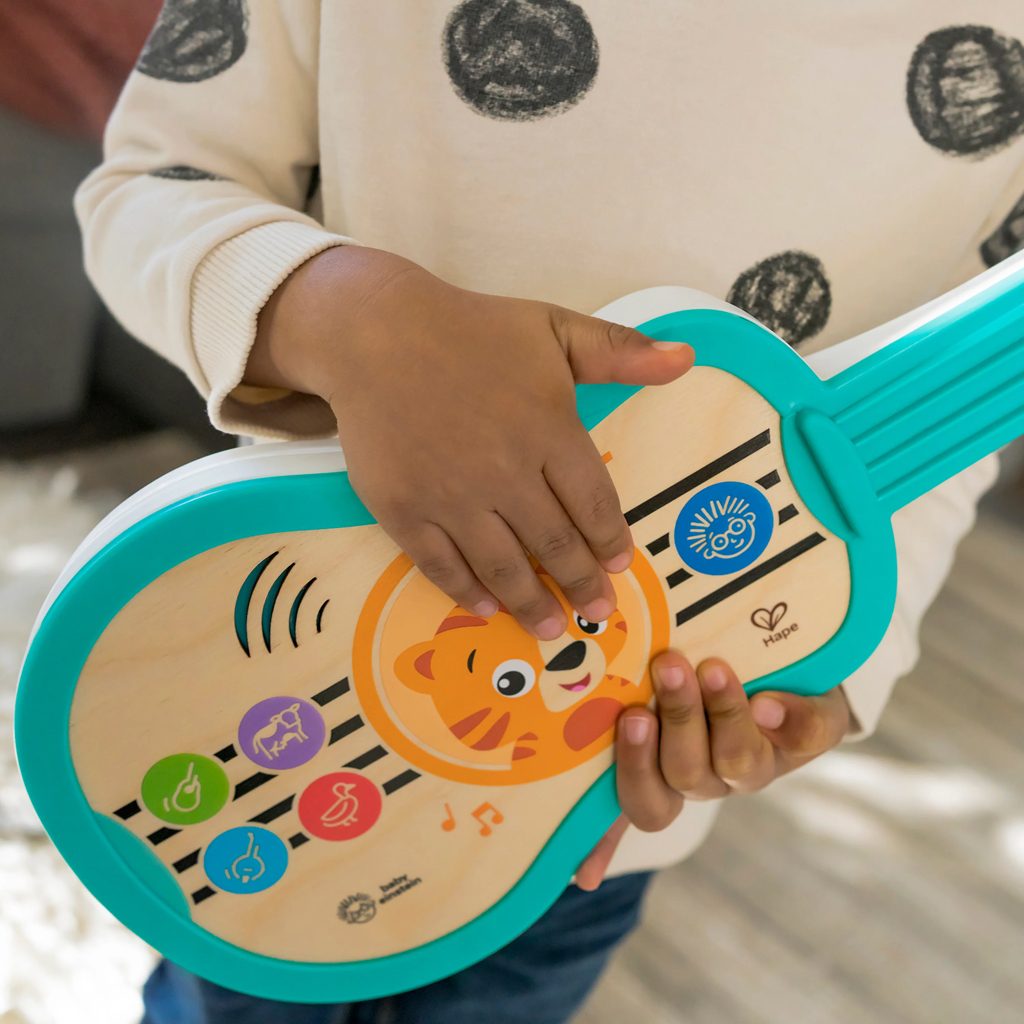 BABY EINSTEIN Hračka hudobná drevená ukulele Magic Touch HAPE 6m+ – Obrázok 15