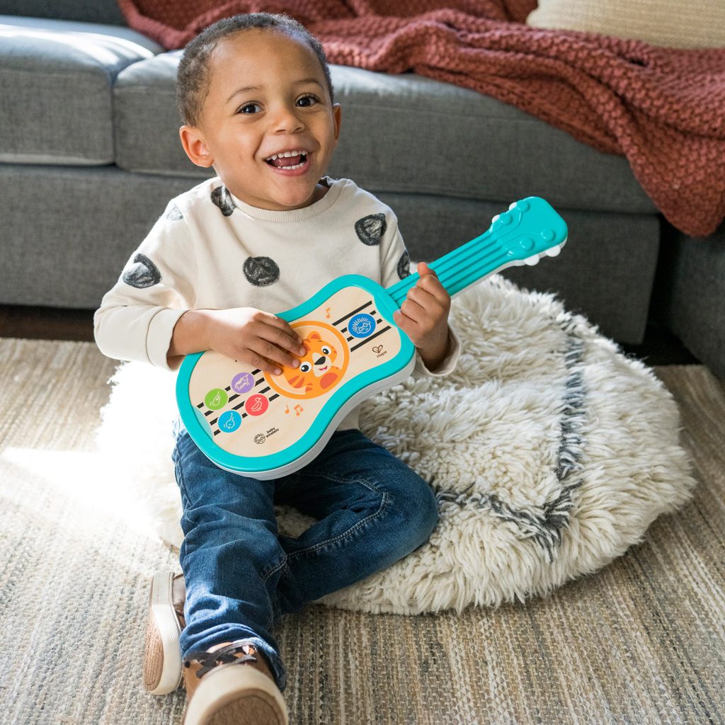 BABY EINSTEIN Hračka hudobná drevená ukulele Magic Touch HAPE 6m+ – Obrázok 3