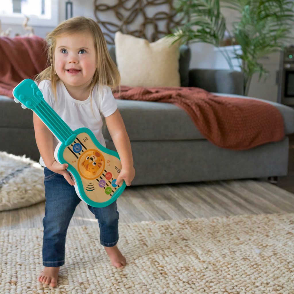 BABY EINSTEIN Hračka hudobná drevená ukulele Magic Touch HAPE 6m+ – Obrázok 5