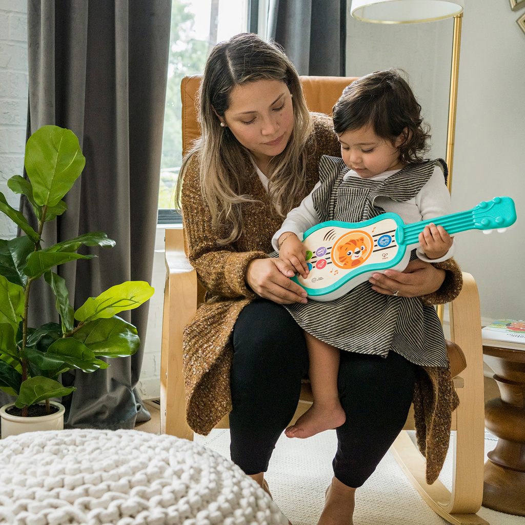 BABY EINSTEIN Hračka hudobná drevená ukulele Magic Touch HAPE 6m+ – Obrázok 8