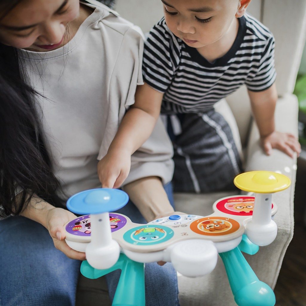 BABY EINSTEIN Hračka hudobná Set bubnov Together in Tune Drums™ Connected Magic Touch™ HAPE 12m+ – Obrázok 10