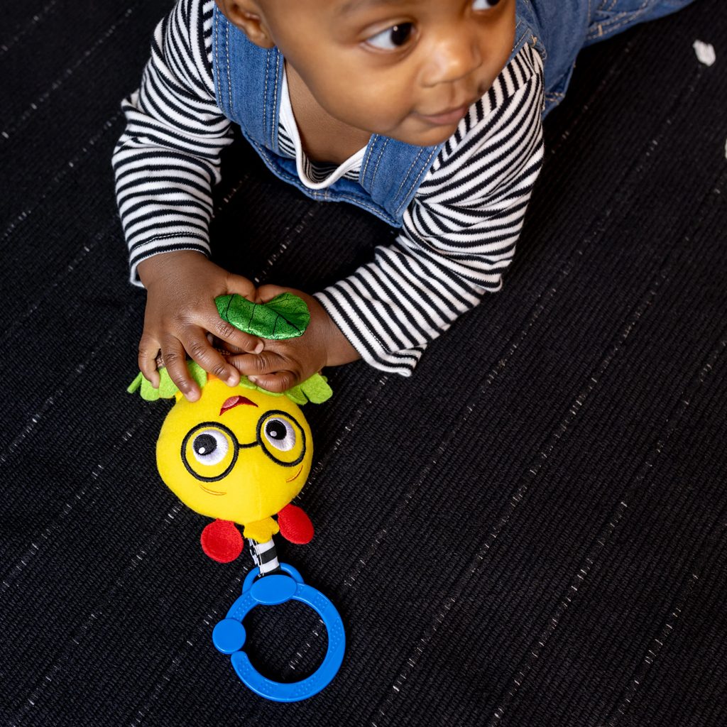 BABY EINSTEIN Hračka s hrkálkou naťahovacia na C krúžku Cal-a-Puller™ 0m+ – Obrázok 10