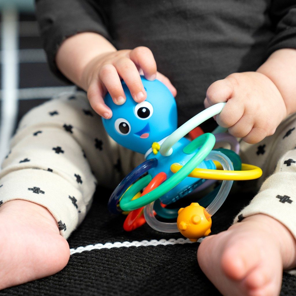 BABY EINSTEIN Hryzačka/hrkálka Opus’s Shake & Soothe™ 0m+ – Obrázok 7