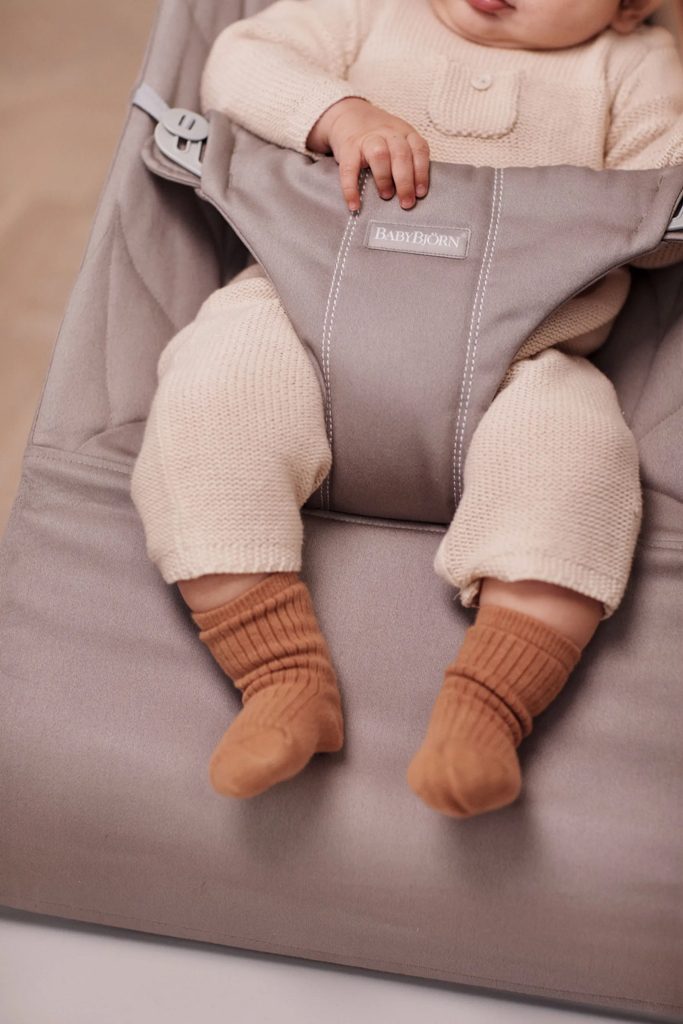 BABYBJÖRN Lehátko Bliss Woven Petal, Sand grey, svetlá šedá konštrukcia – Obrázok 14