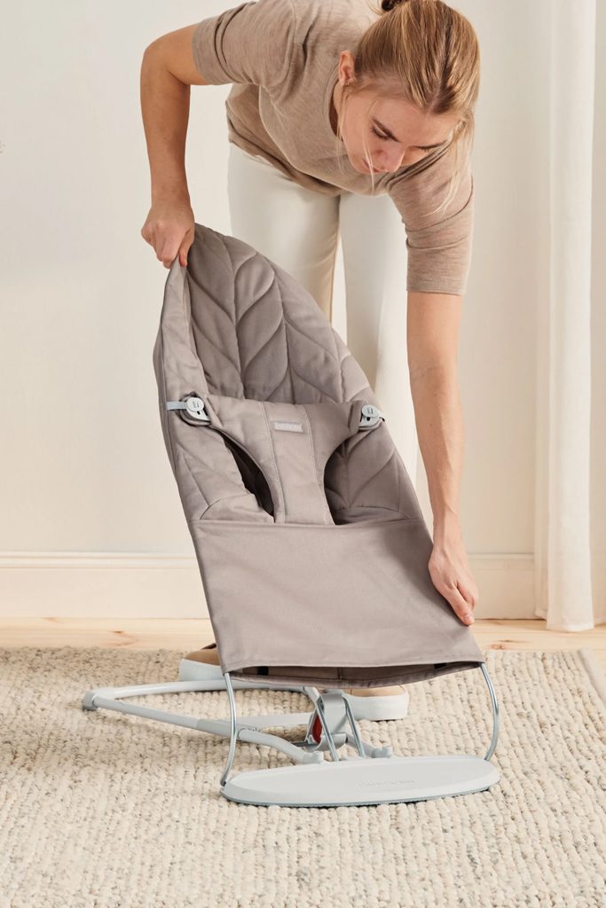 BABYBJÖRN Lehátko Bliss Woven Petal, Sand grey, svetlá šedá konštrukcia – Obrázok 10