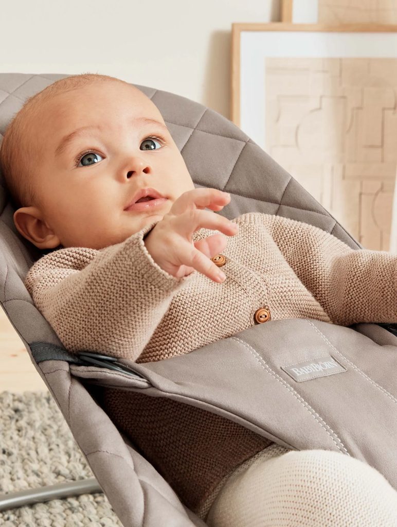 BABYBJÖRN Lehátko Bliss Woven, Sand grey, tmavá šedá konštrukcia – Obrázok 3