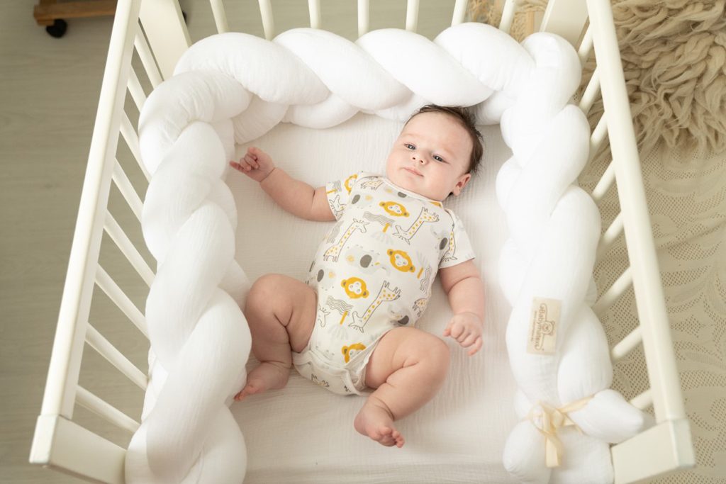 BABYMATEX Chránič do postieľky mušelin pletený vrkoč - biely 200 cm – Obrázok 5