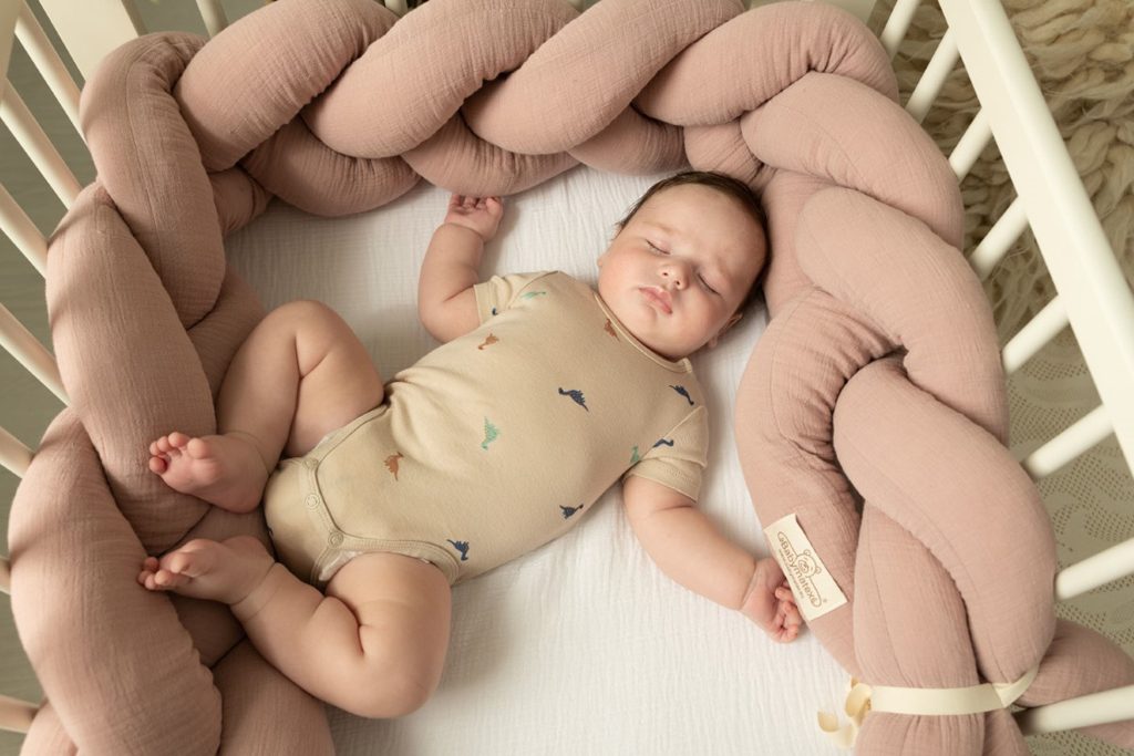 BABYMATEX Chránič do postieľky mušelin pletený vrkoč - rúžový 200 cm – Obrázok 5