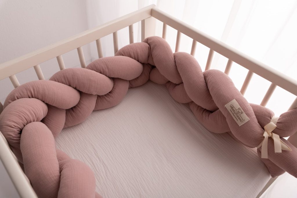 BABYMATEX Chránič do postieľky mušelin pletený vrkoč - rúžový 200 cm – Obrázok 6