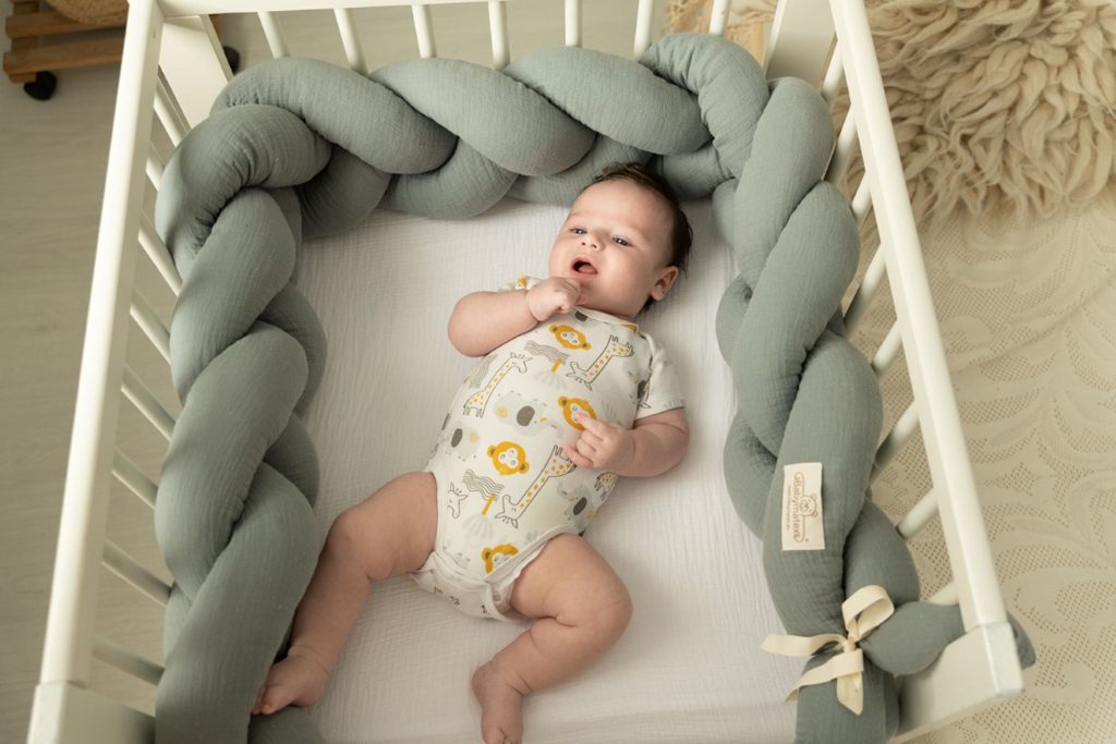 BABYMATEX Chránič do postieľky mušelin pletený vrkoč - šedý 200 cm – Obrázok 5