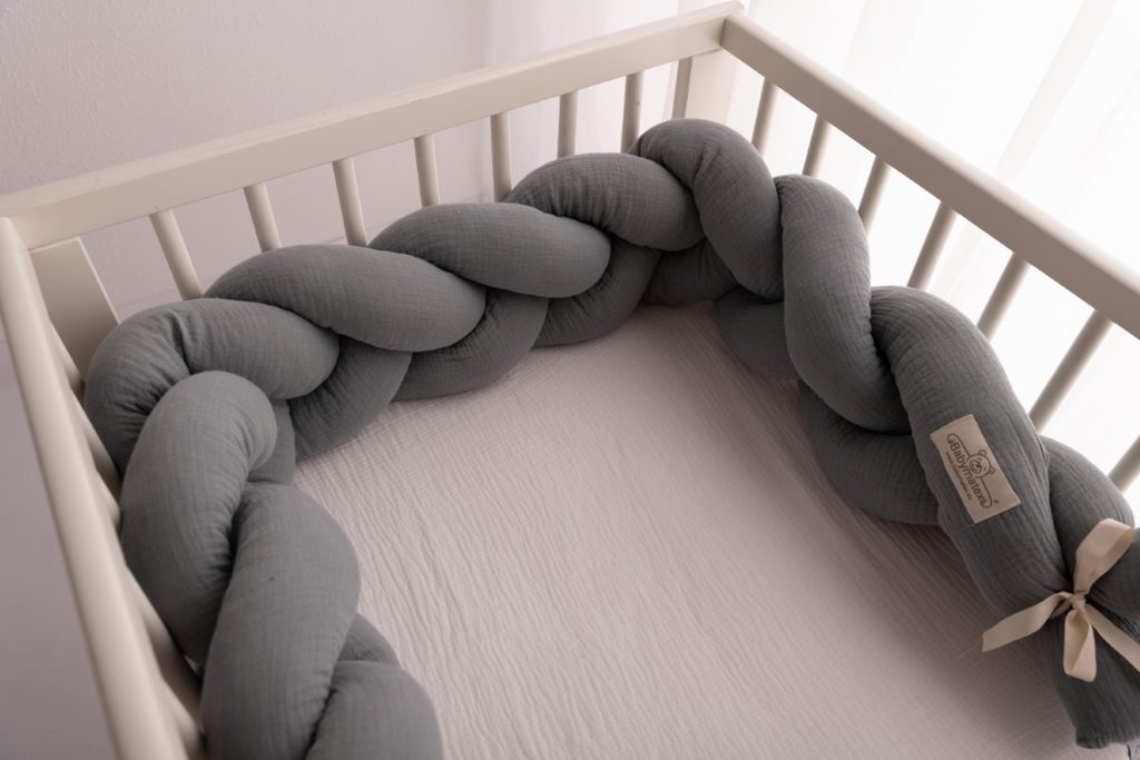 BABYMATEX Chránič do postieľky mušelin pletený vrkoč - šedý 200 cm – Obrázok 6