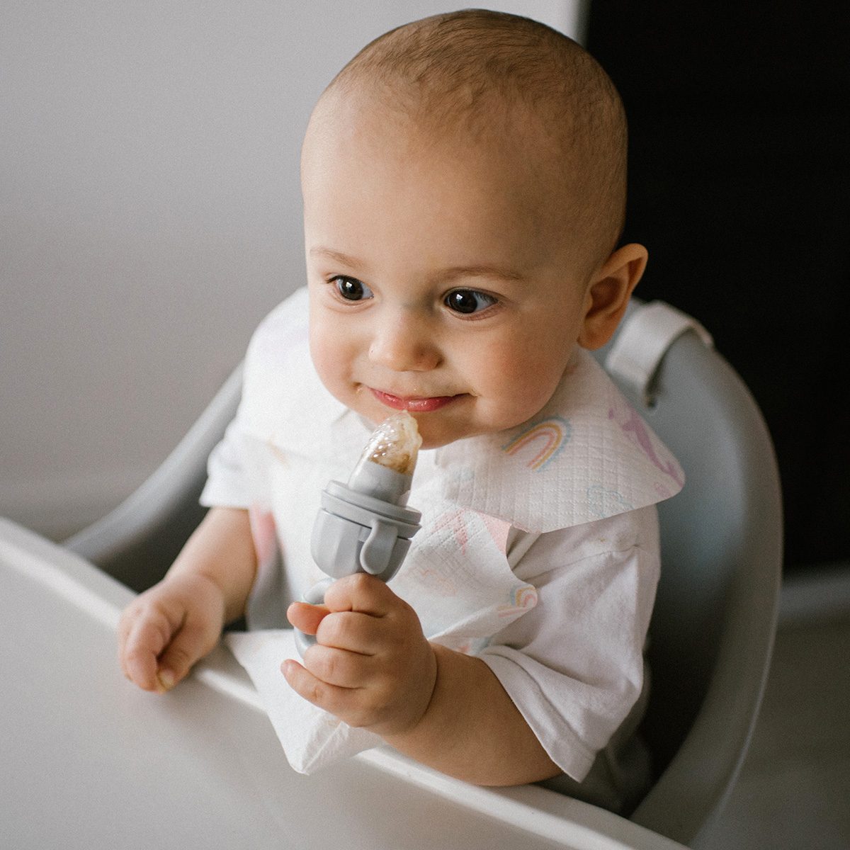 BABYONO Cumlík silikónový na kŕmenie Dino grey 6m+ – Obrázok 8