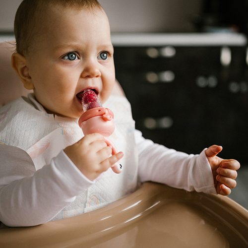 BABYONO Cumlík silikónový na kŕmenie Frog pink 6m+ – Obrázok 5