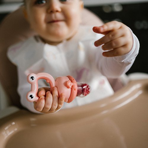 BABYONO Cumlík silikónový na kŕmenie Frog pink 6m+ – Obrázok 6