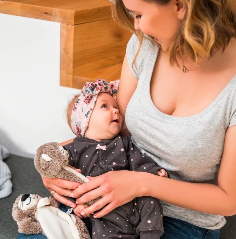 BABYONO Hračka maznáčik s klipom na cumlík vydra Maggie – Obrázok 7