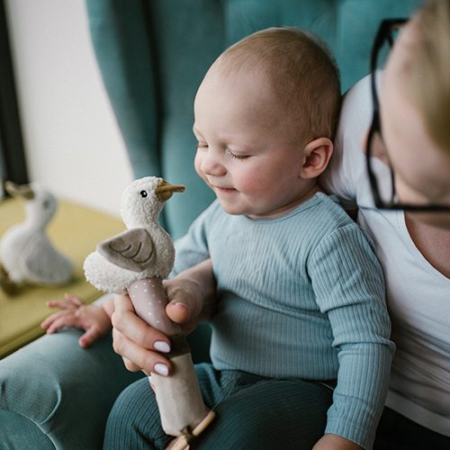 BABYONO Hračka pískacia s hryzačkou Húska Zoe 3m+ – Obrázok 3