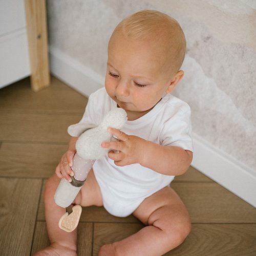 BABYONO Hračka pískacia s hryzačkou Húska Zoe 3m+ – Obrázok 4