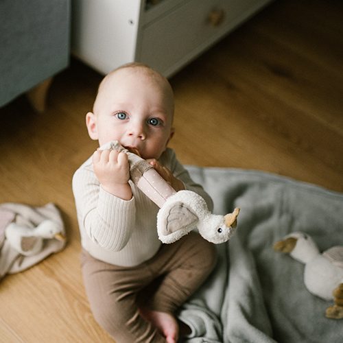 BABYONO Hračka pískacia s hryzačkou Húska Zoe 3m+ – Obrázok 5