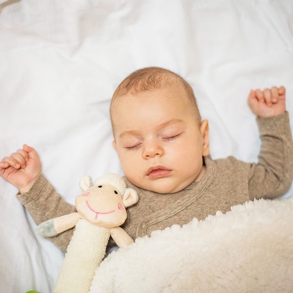BABYONO Hračka pískacia s hryzačkou Sweet Lambie – Obrázok 6