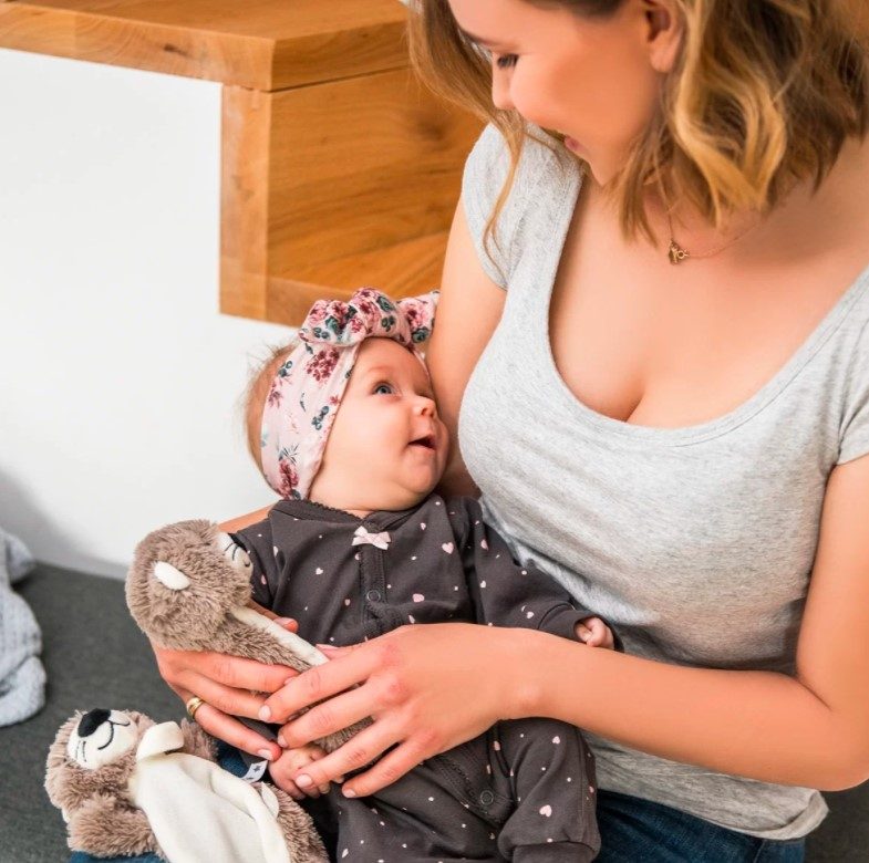BABYONO Hračka pískacia s hryzačkou vydra Maggie 3m+ – Obrázok 9