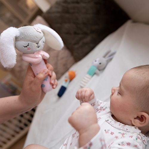 BABYONO Hračka pískacia Zajačica Sunday 3m+ – Obrázok 3